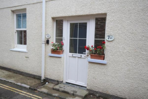 Two bedroom, ground floor apartment, ideally located close to the centre of Dartmouth